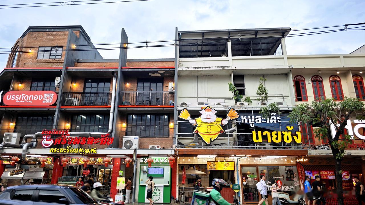 到达泰国第一天晚上打卡曼谷网红朱拉隆功夜市。感觉当地建筑比较破旧，在本地人开的大