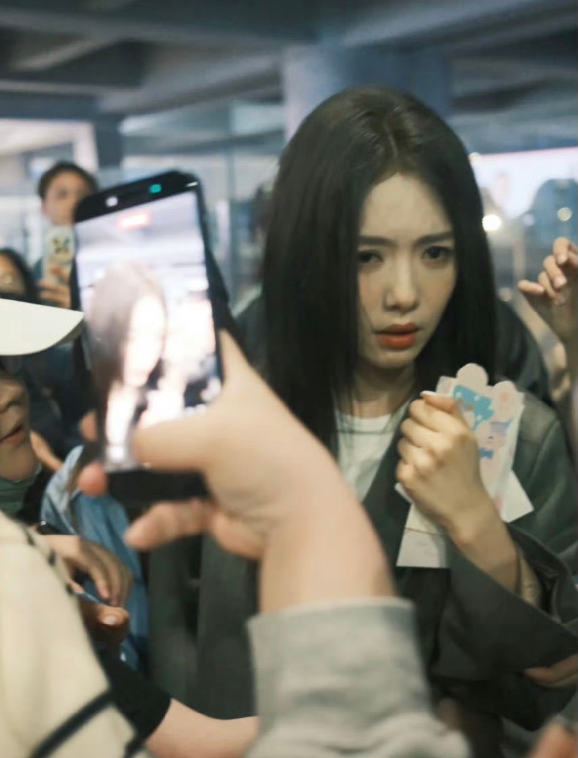 蔡文静被代拍挤哭不懂就问这种算是ss吗？希望工作室可以保护好她 难以想象居然还有