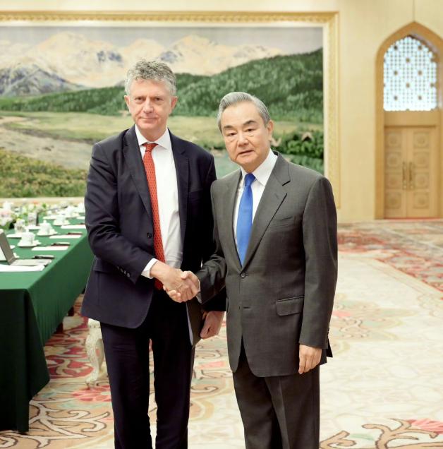 中国和英国谈妥了
 
11月28日，中共中央政治局委员、中央外办主任王毅在北京会