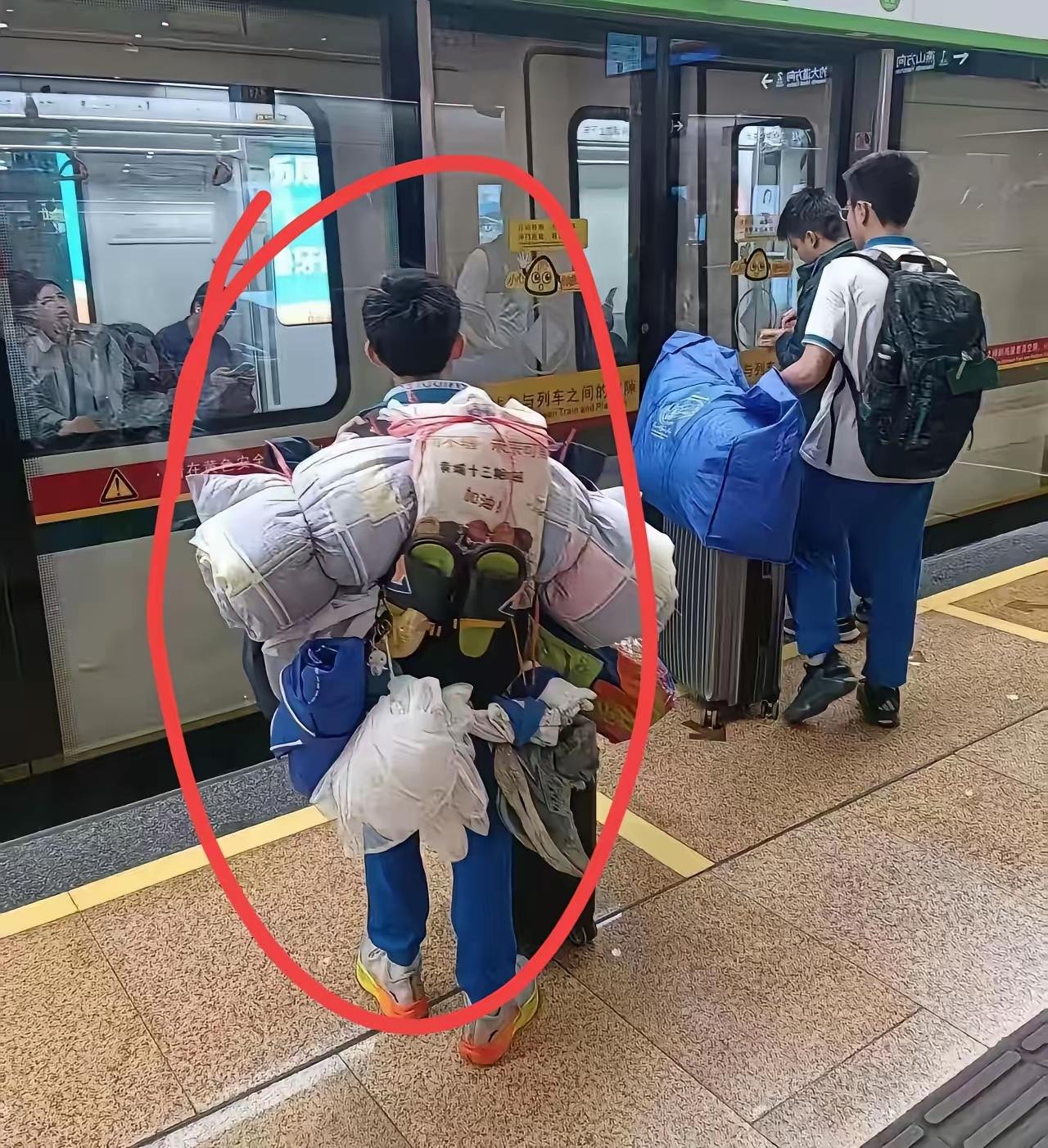 不能丢啊？
看到这一幕，心里首先想到的是寒门学子，生活的不易，扔了就是浪费，就是