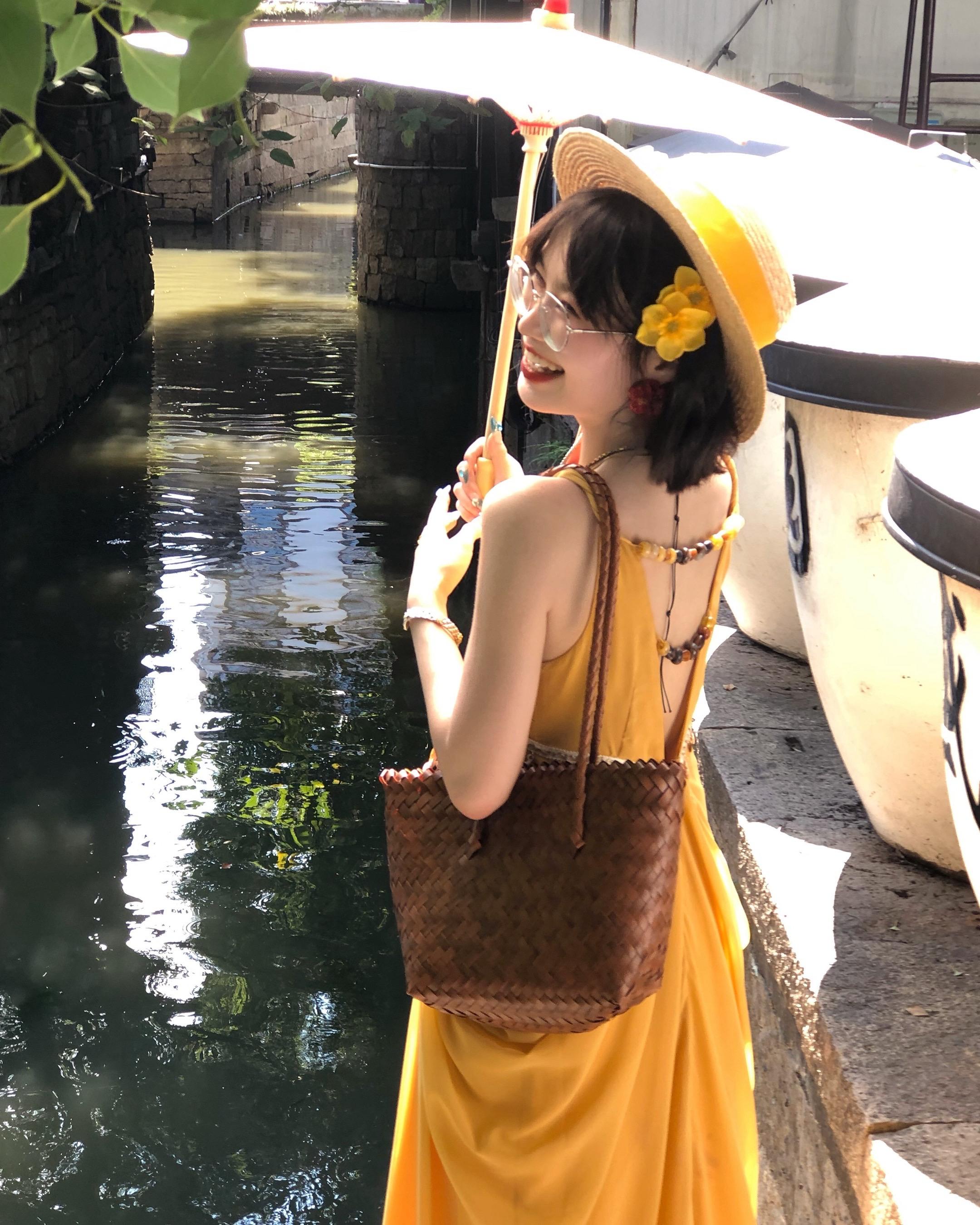 你阳光明媚 像一缕太阳