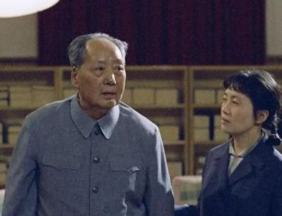 毛主席曾经表示中国不缺我毛泽东一个人吃的花的。可是，我要是生活上不检点，随随便便