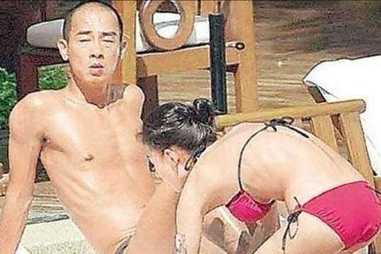 2003年，陈小春张柏芝两人同游曼谷，游泳池旁张柏芝穿着比基尼，娇嗔地看着陈小春