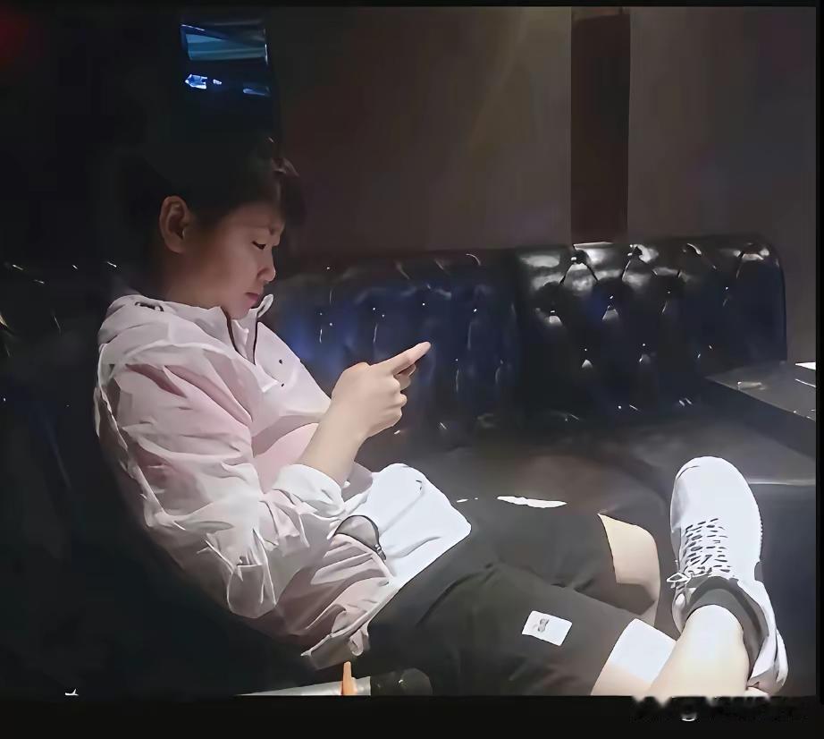 谁居然把脚放在莎莎腿上了？[捂脸]
能够把脚这样松弛地放在莎莎腿上，说明放脚的人