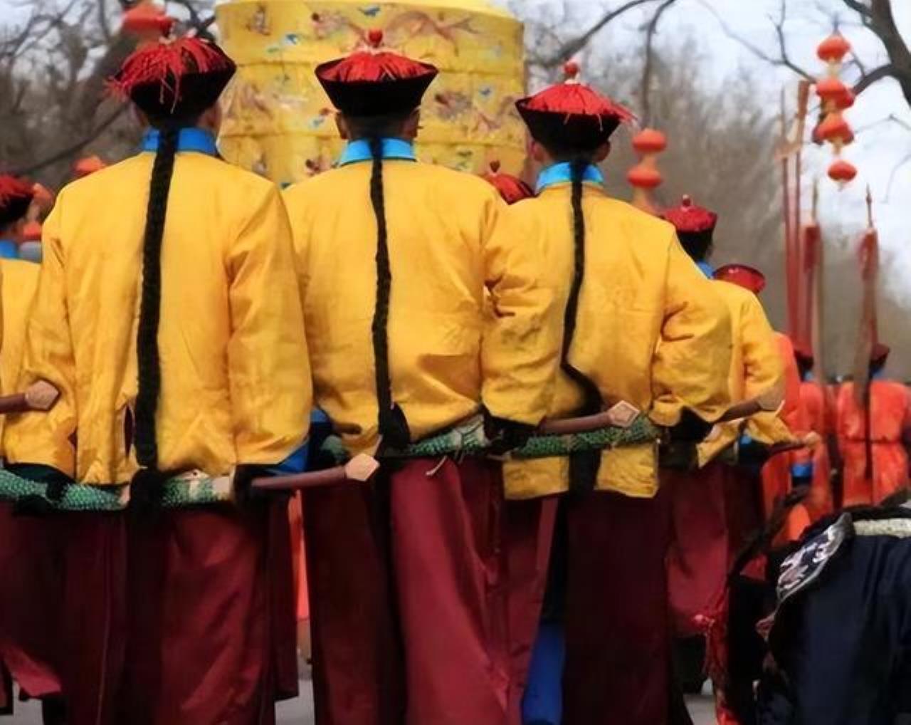 为什么御前侍卫全都反向佩刀，和普通兵器佩戴方式完全相反

刀鞘朝前，刀柄朝后，你