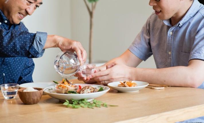 叔父退休5年了，每个月能领到8000多，因为住的近，经常过来串门，昨晚我请他吃饭