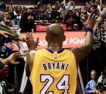 🐍科比・布莱恩特是 NBA 历史独一份：他是唯一一位，在常规赛生涯最后一战、季