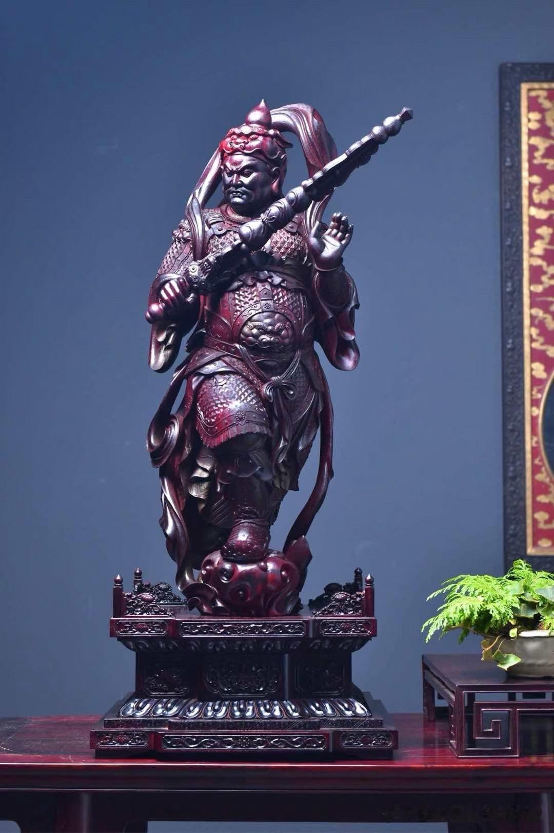 有些威严，不靠张扬，而在沉稳之中自见力量。

小叶紫檀色泽深沉，木性坚实。韦陀菩