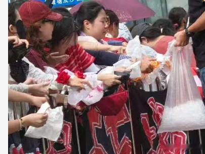“真爱无敌”，都是肖话。哈哈哈哈哈哈 