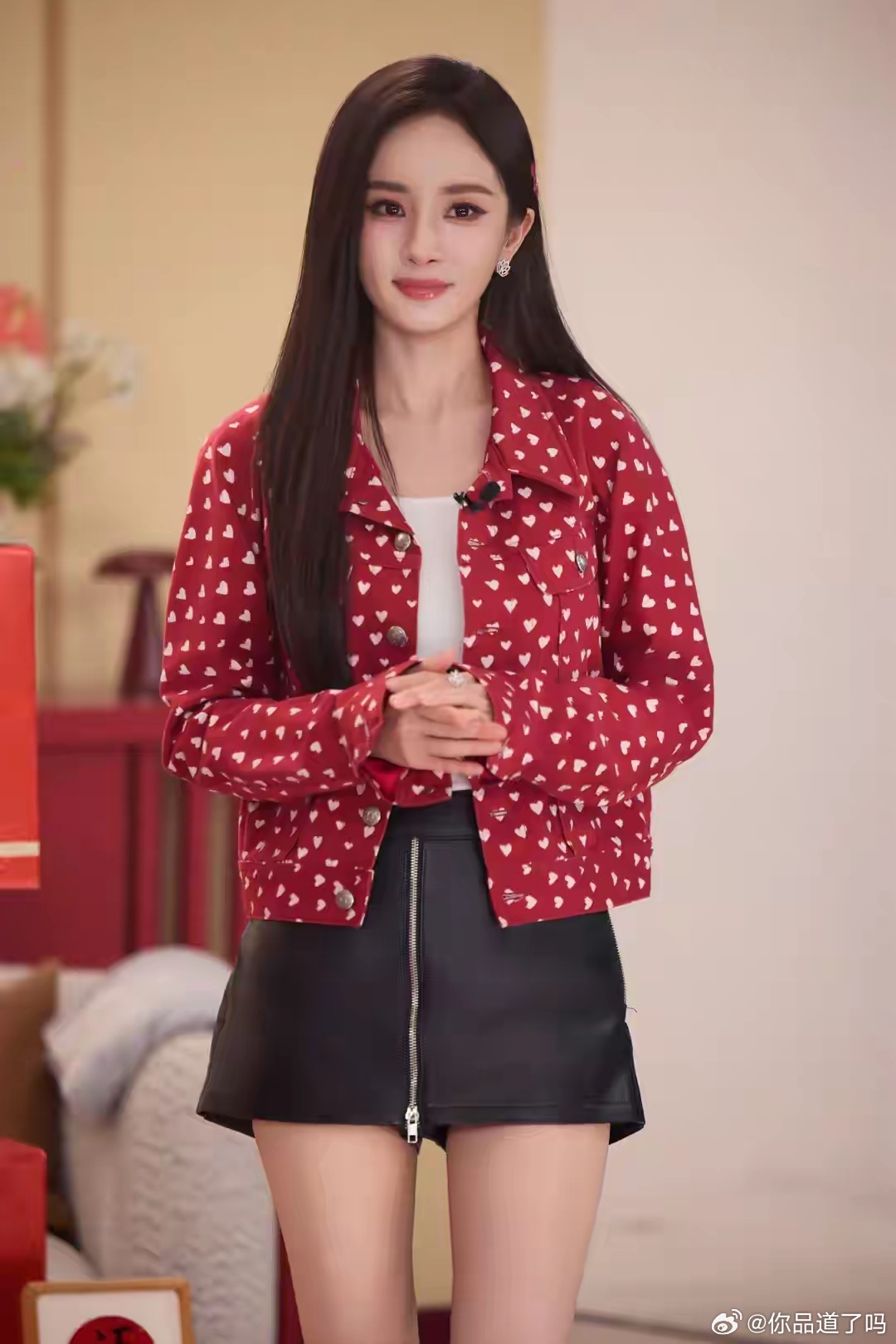 杨幂直播的新造型好吸睛！红色小外套配黑色皮短裙，亮眼又利落，满满青春活力，隔着屏