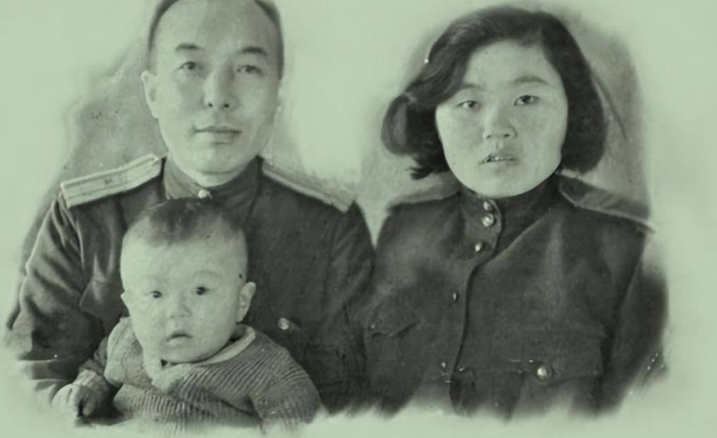 1941年，李兆麟万般无奈下，把半岁的亲生儿子遗弃在深山密林里，妻子金伯文当场失
