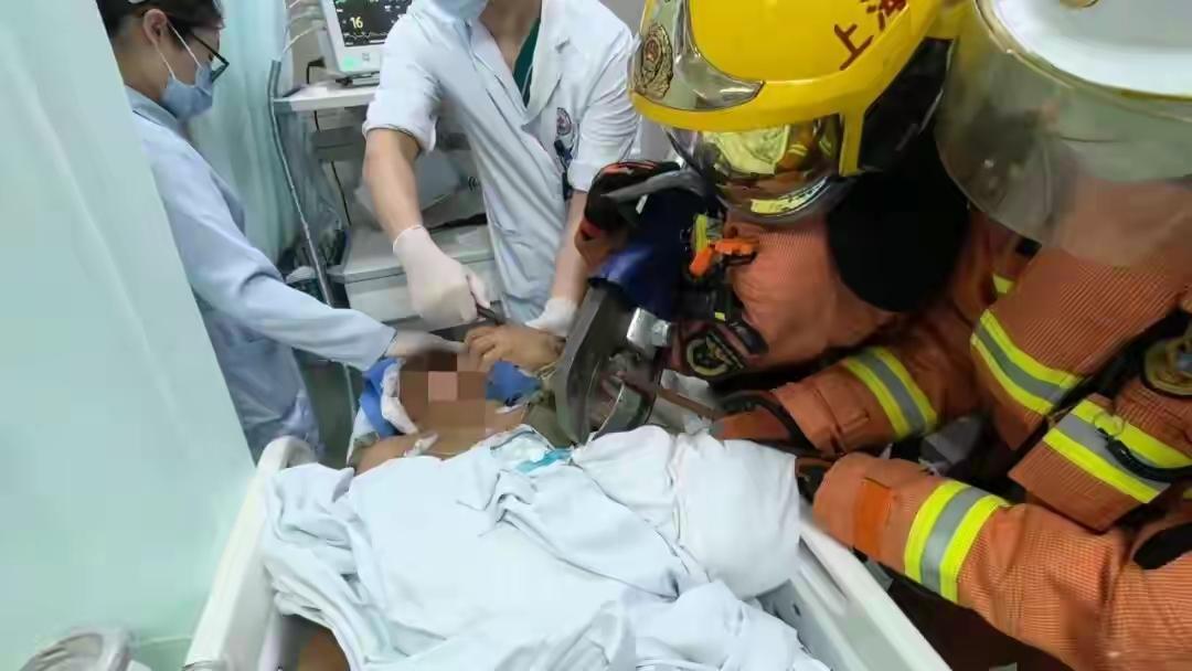 惊心动魄！上海一工人坠落工地，身体被3根钢筋贯穿卡死，消防精准救援抢回生机
 