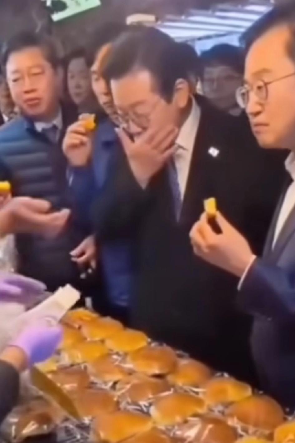 从李在明吃完东西舔手的那个动作，说明他也是一个经历苦难的人，非常节俭
这才叫接地