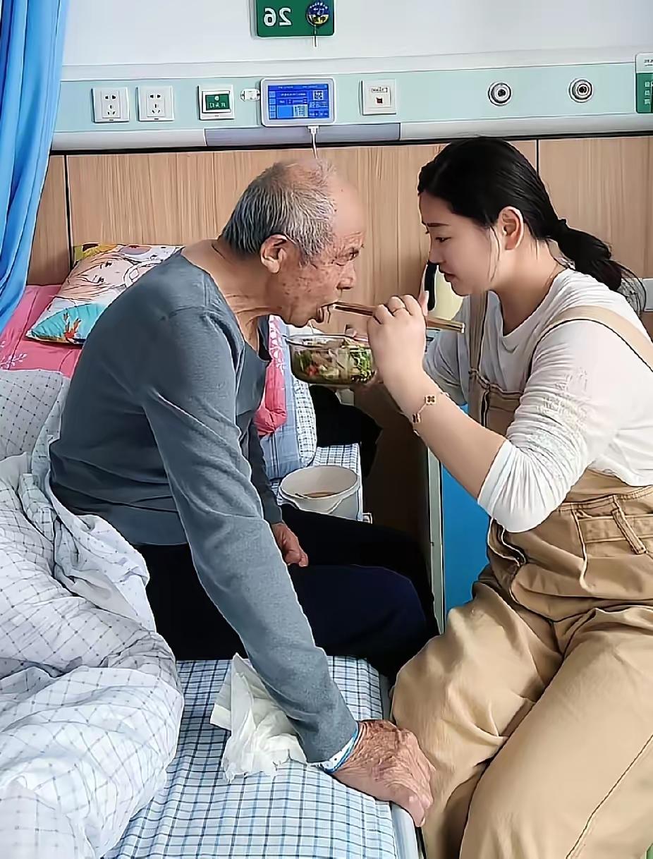 一位年轻女子坐在床前，一口一口地喂着生病的白发老人，同病房的人知道女子和老人的关