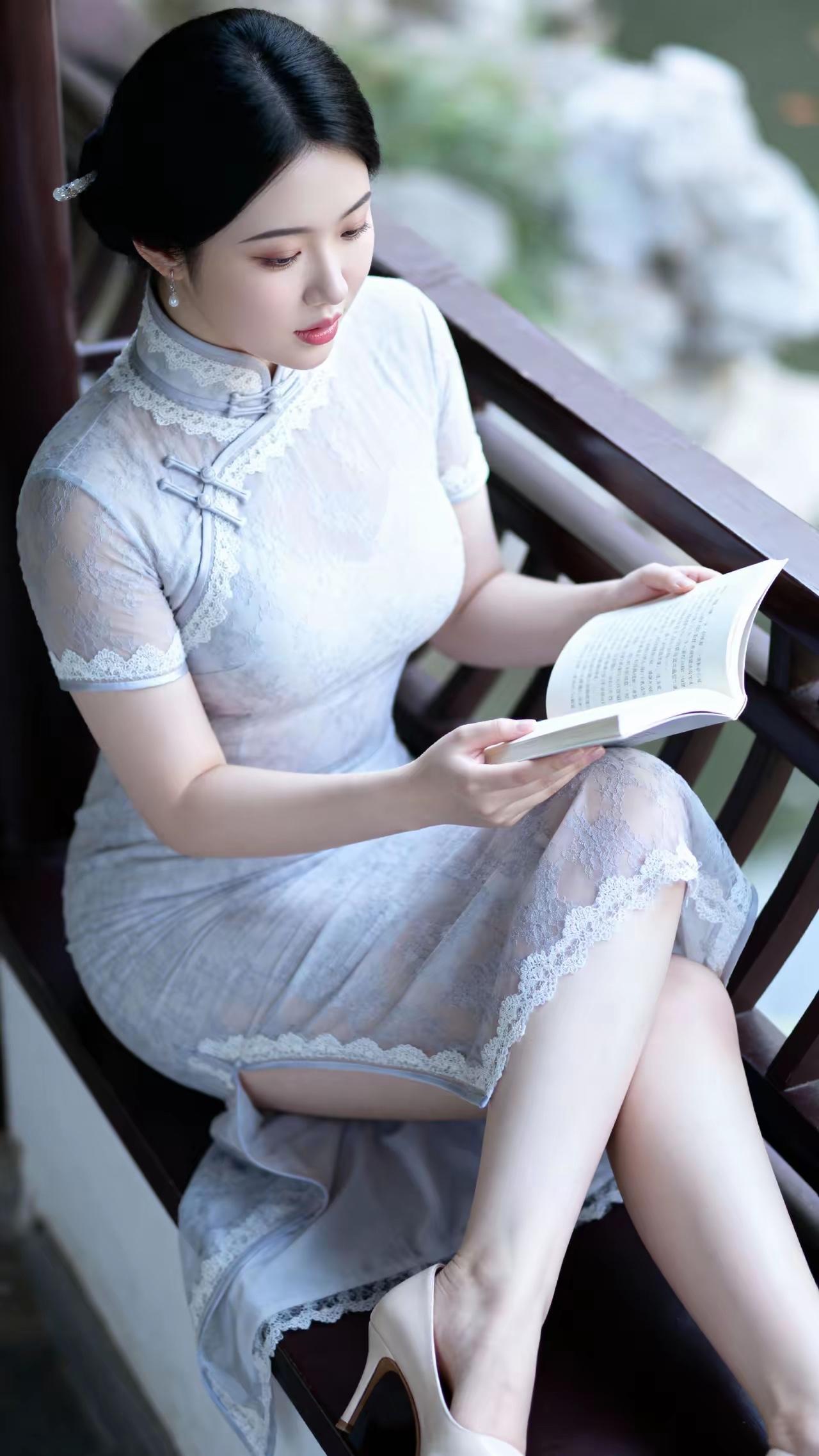 沉静阅读，就像一场穿越时空的旅行，能让人沉浸在古典韵味里，感受那满满的书香。
在