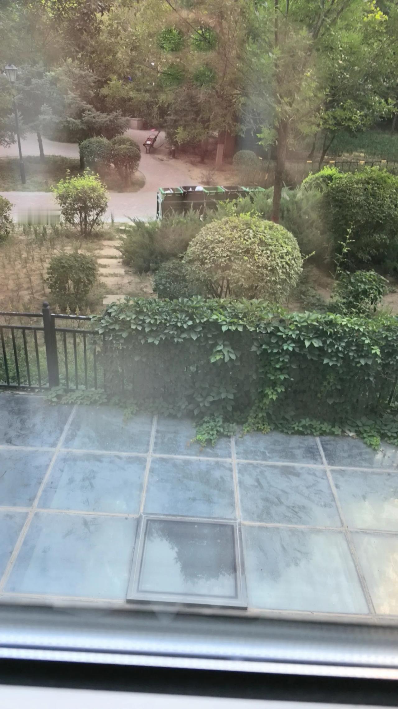 昨天下午，来到呼和浩特市赛罕区的一个小区，一名中年人高兴地说，终于把自己的一套房