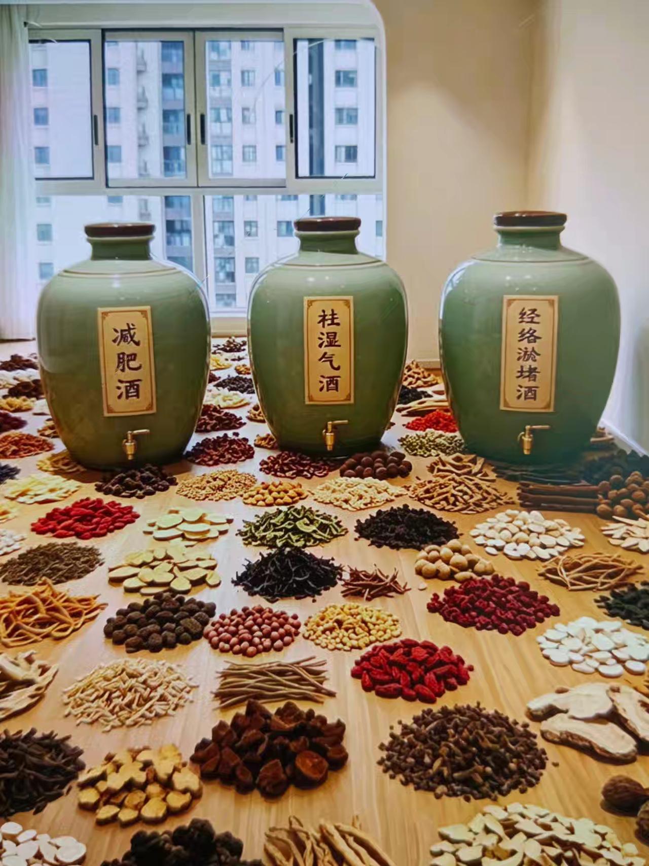 昨天有个网友说喜欢我这个工作，我问他喜欢总有个理由吧？结果他说干这个工作天天有酒
