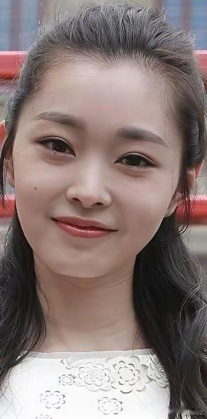 宋轶早期颜值好绝，淡颜系长相辨识度拉满，越看越美。 