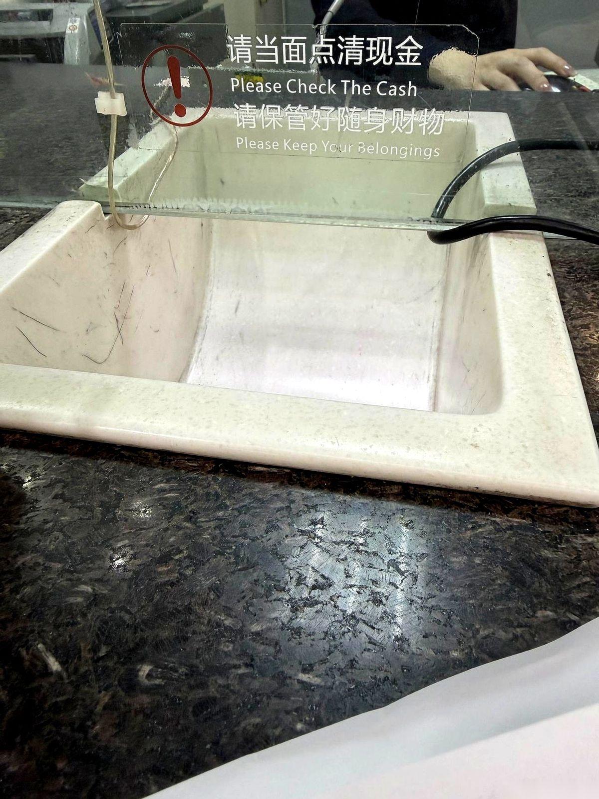 每年一次，雷打不动，我都要在银行柜台前，表演一遍“如何证明我儿子是我儿子”的大戏