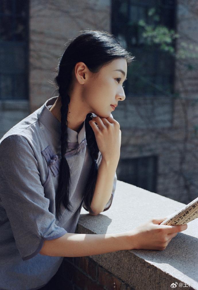 王和天选民国剧白月光王和好适合年代剧的一张脸王和的民国写真太有画面感，双麻花辫垂