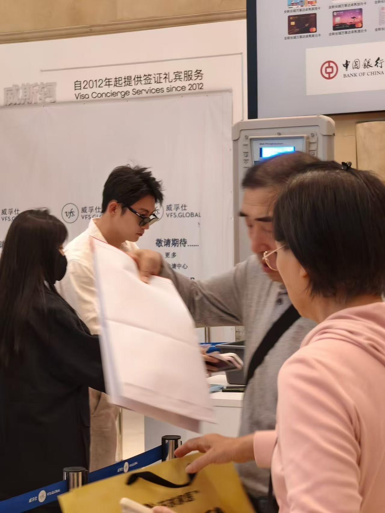 黄景瑜︱今日路人偶遇20260409去办签证被路人偶遇马上要进组咯！！周哥也回归