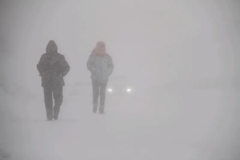 居民滑雪下楼 最近俄罗斯远东堪察加半岛遭遇超级暴雪，这事都被营销号玩坏了。好多营