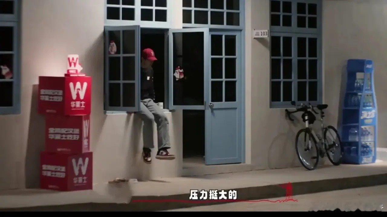 #孙丞潇压力大给金莎打视频#在最新一期《岛屿少年》中，孙丞潇因担心无法妥善照顾流