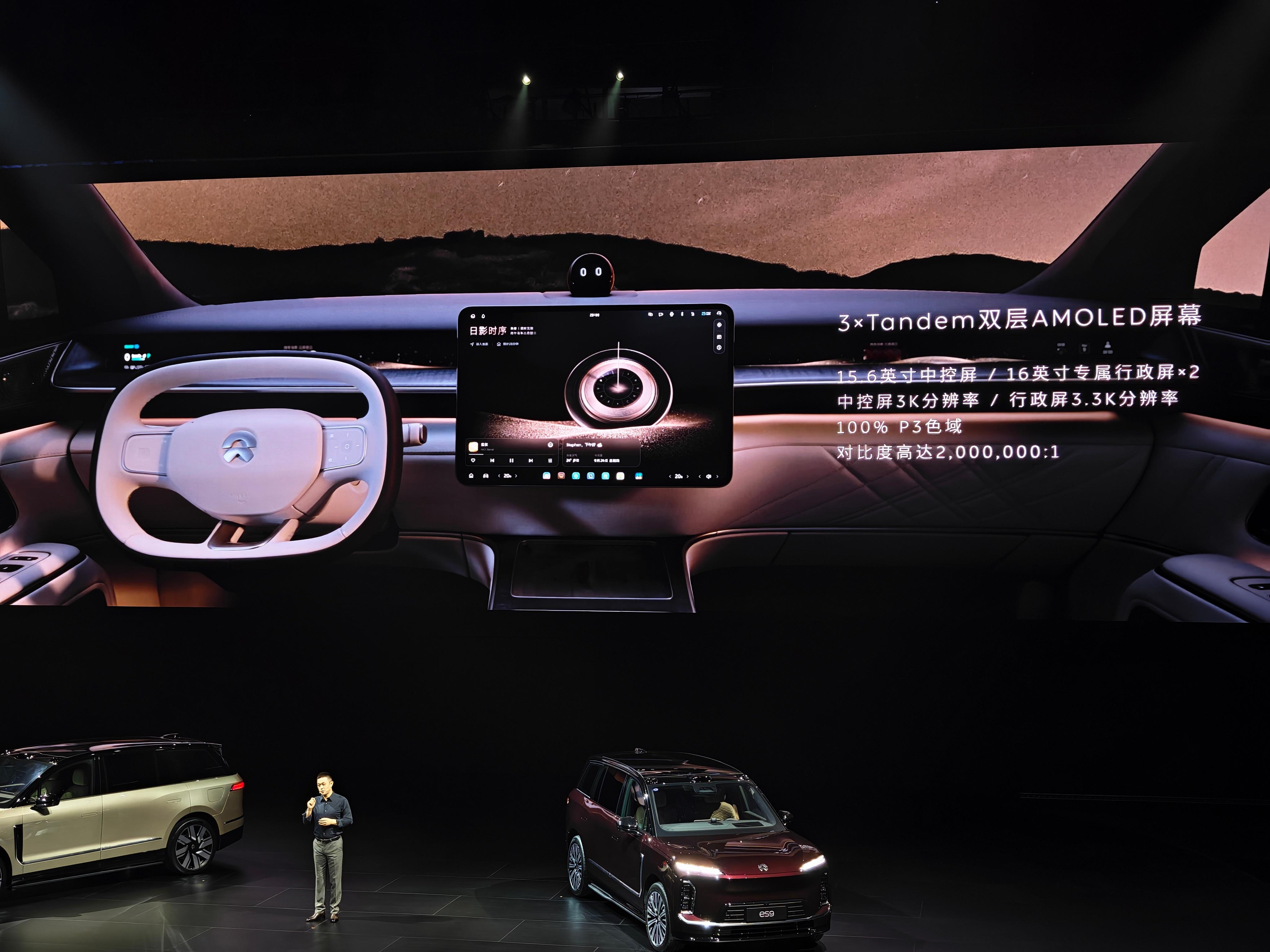你在车上能看到三块双层OLED屏幕，起步15.6寸3K分辨率，在手机和平板上都很