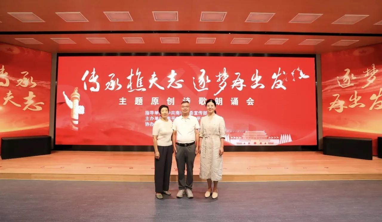 2025教师节现代诗四首：
作者李家宁
1、树的年轮里藏着春天
 李家宁(福建)