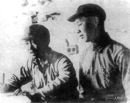 1936年秋，杨成武(右)和刘亚楼合影