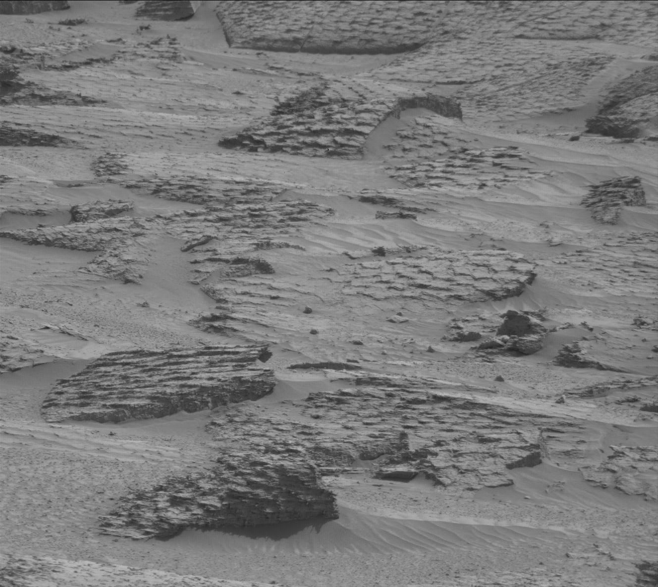 过去一周，好奇号一直在向一个直径约10米（32英尺）的小陨石坑驶去。2026年4