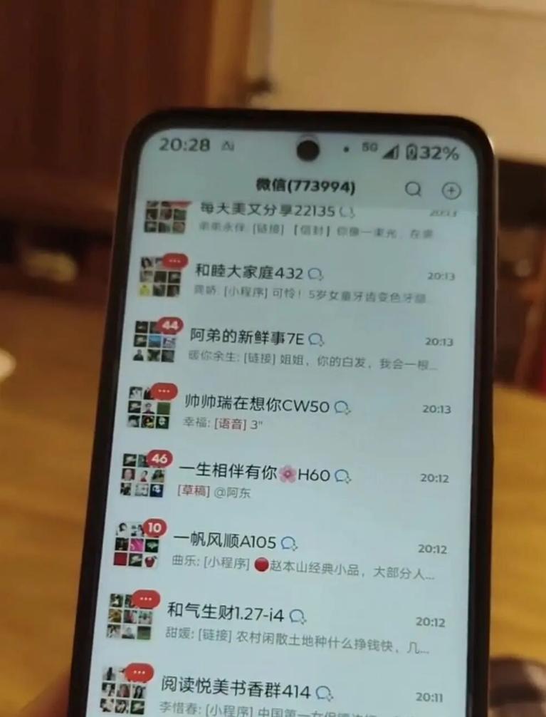 广东网友小林发现一件特别闹心的事，奶奶的智能手机最近越来越卡顿，点开微信查看原因