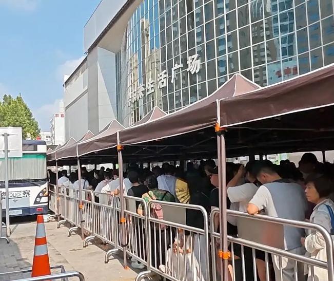 8月25日，胖东来许昌新店已正式成立，与即将关闭的生活广场店相隔仅4公里。
 