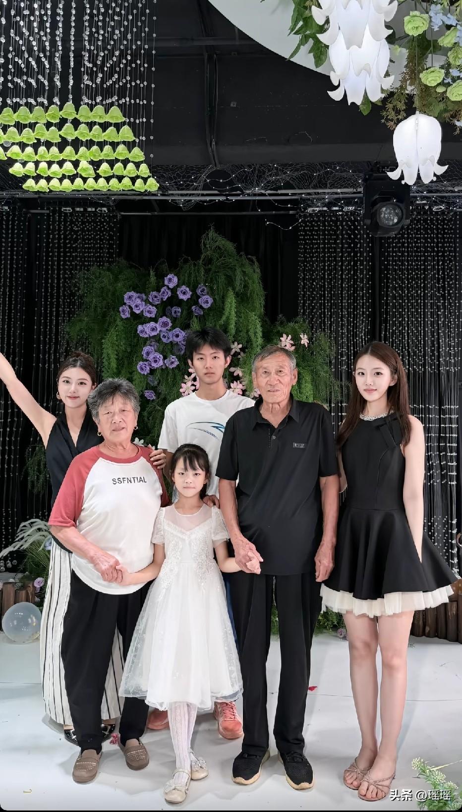 基因太好了，奶奶负责美、爷爷负责高