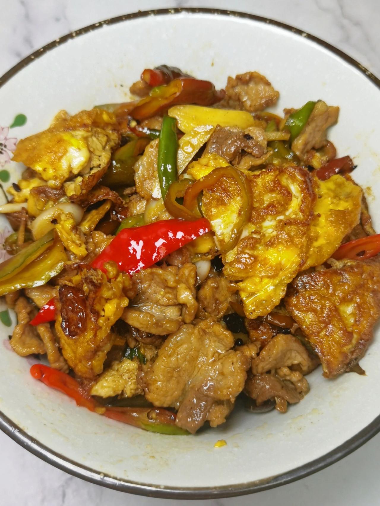 瘦肉、鸡蛋、辣椒，简单的几样食材放到一起，居然可以碰撞出这样的美味，农家一碗香，
