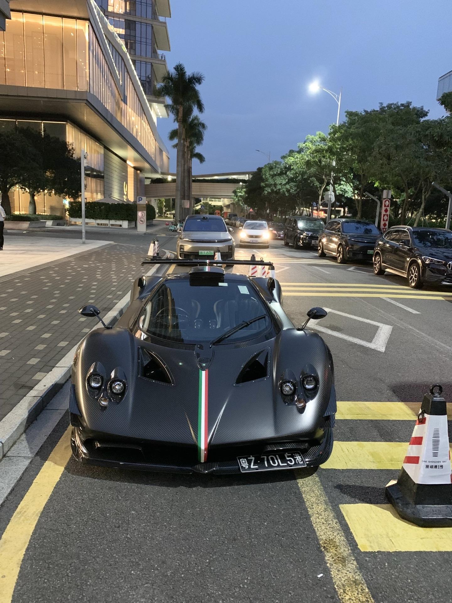哑光裸碳车身的Zonda AbsoluteEvo，四出加特林的排气管太战斗了