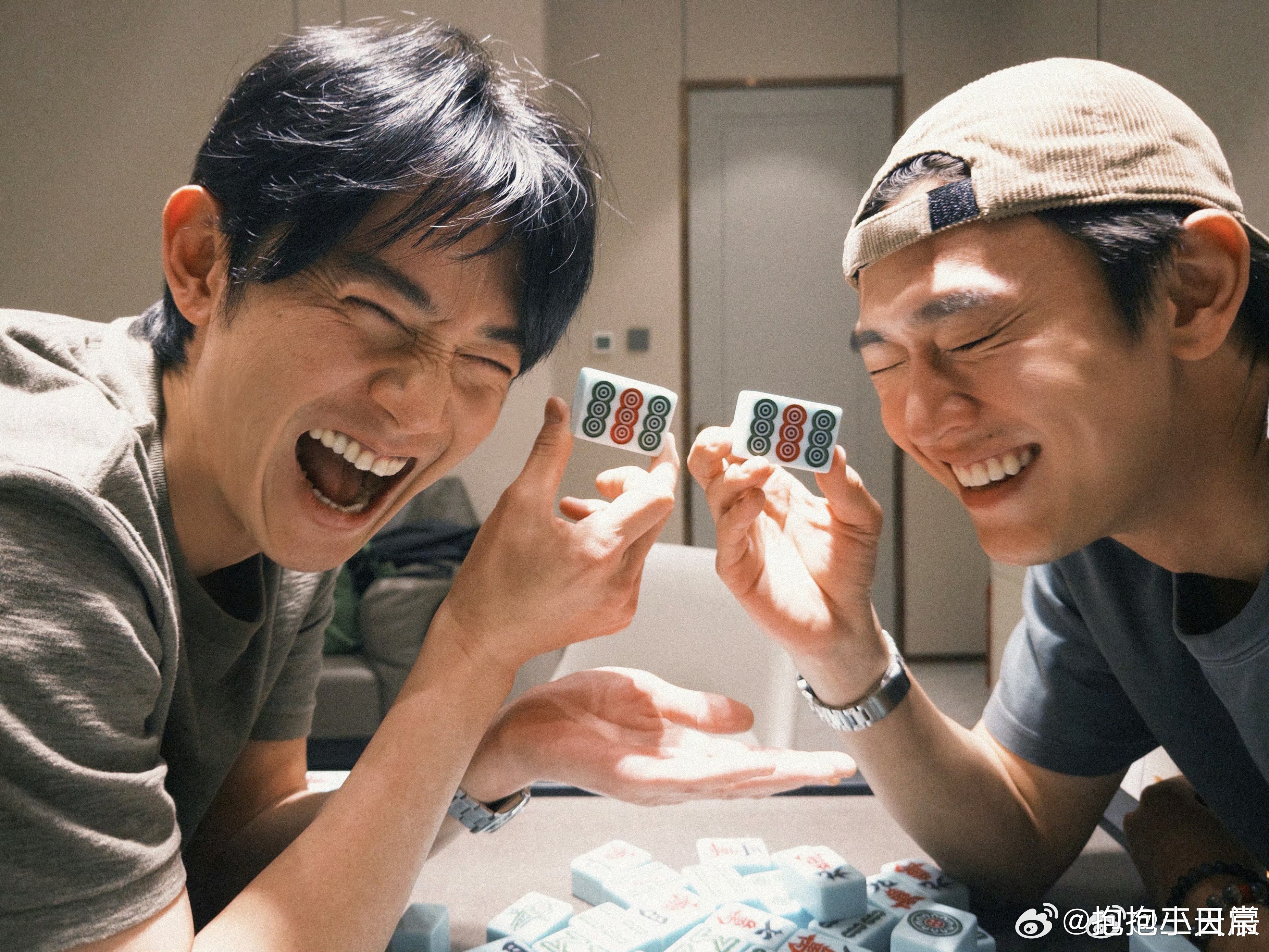 王天辰吴慷仁麻友合照麻友合照也太真实了，娱乐圈的神仙友谊，两位帅哥同框我直接疯狂