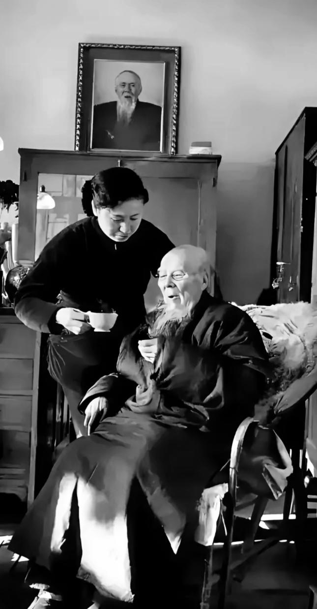 90多岁的齐白石，看上了20出头的护士夏文珠，非娶她不可。儿女们急了，轮番来劝。