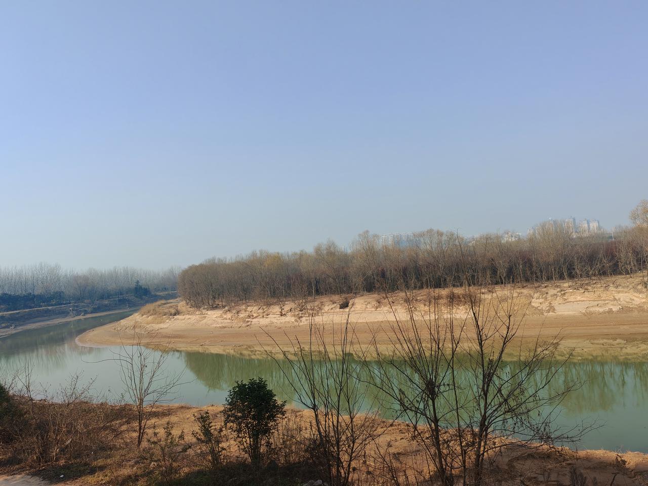 陪钓的一天
12月28日，坐标西安。今天来到了郊外的一处鱼塘钓鱼，但我是个看客，