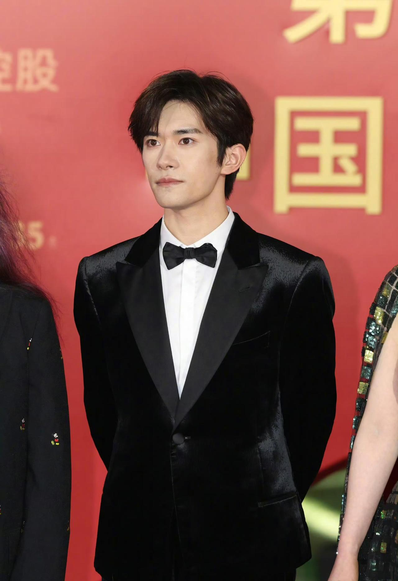 五位影帝入围者都走红毯了，今晚的金鸡奖杯🏆归属会是哪位呢？ 
盲猜一个：易烊千