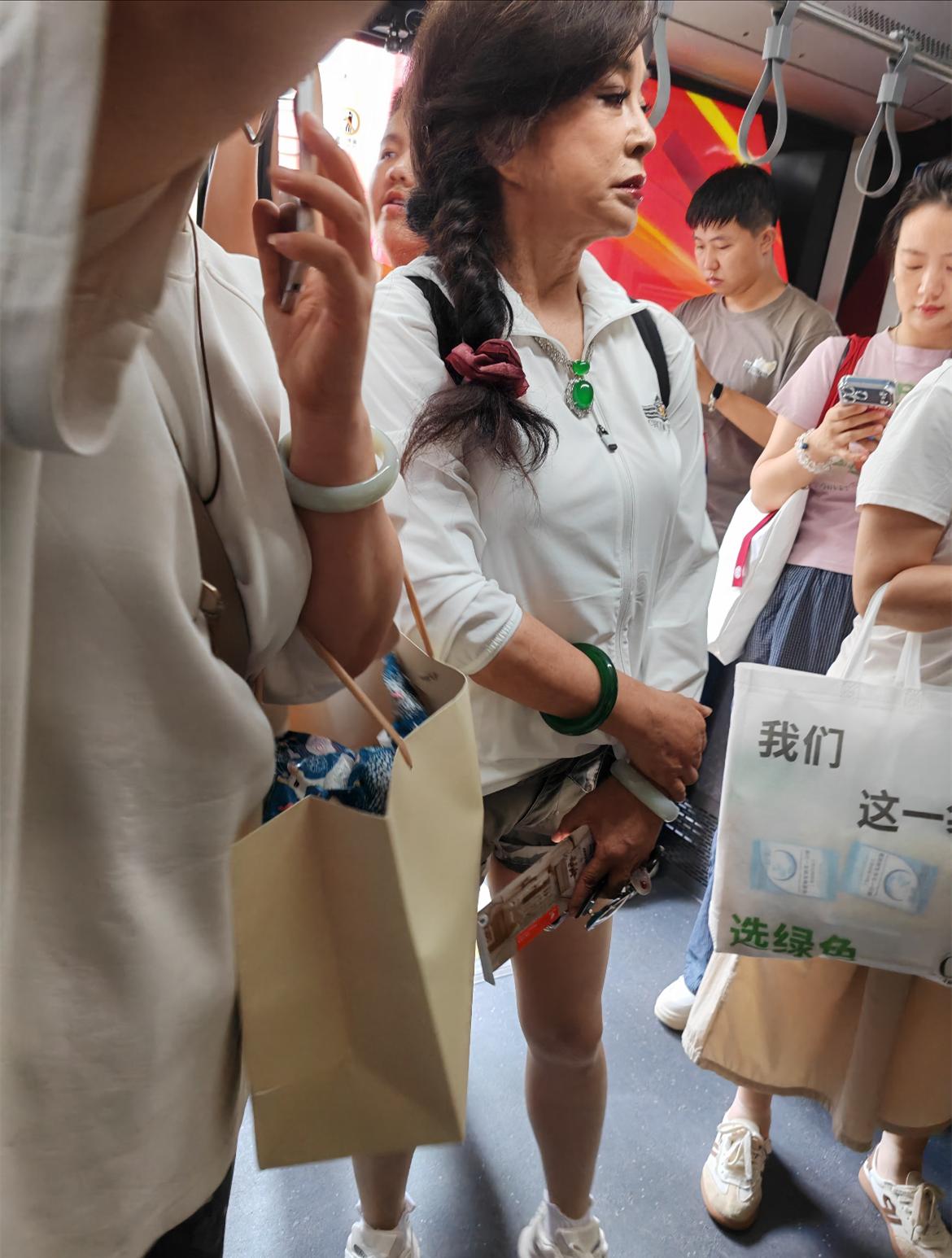 机场偶遇刘晓庆

70多岁穿一条短裤

少说赢了90%的同龄人！

刷到一组网友