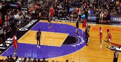 可能谁也没想到，曾经的勇士冠军后卫，如今竟是这般光景。

在鹈鹕对阵猛龙的比赛第