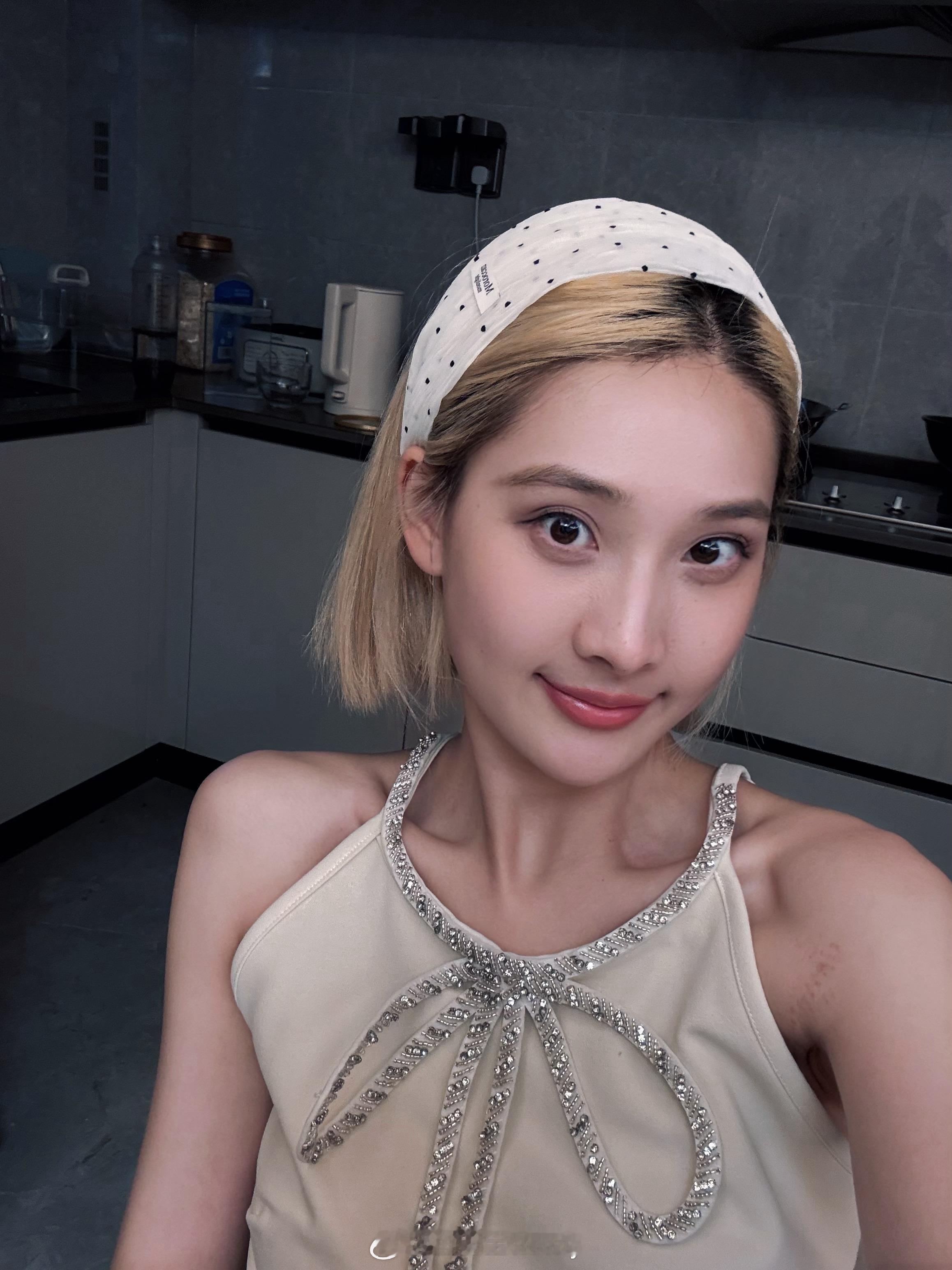 每次化妆了都不舍得卸 而且越夜看自己越顺眼有没有同款的宝子[doge]今日妆容 