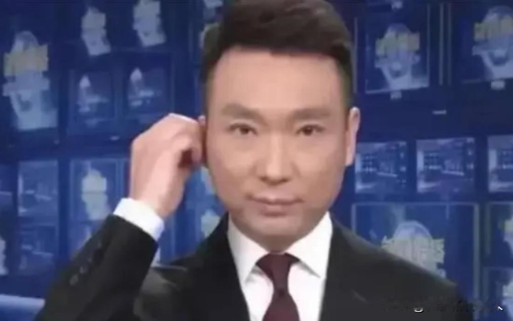 2020年，康辉在《新闻联播》直播时，突然用了2秒钟去调整耳机，没曾想，就是这个
