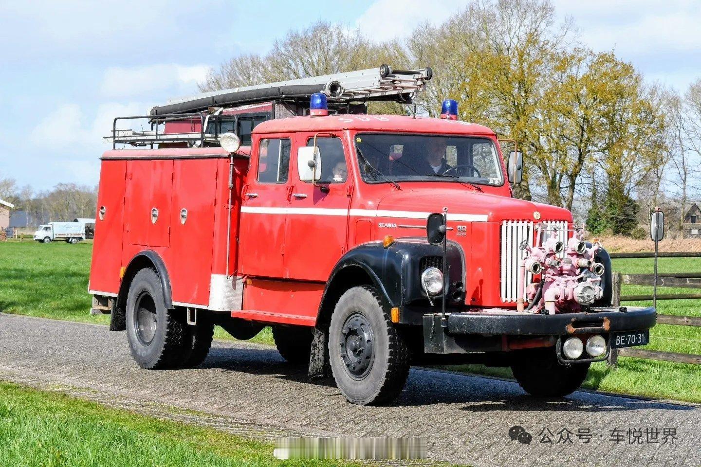 经典老车消防车瑞典SCANIA L80 S42 4X2消防车，采用长头双排驾驶室