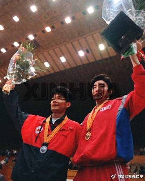 1989年9月24日，男篮亚锦赛决赛的终场哨声吹响后，两位山东老乡的手紧紧握在一