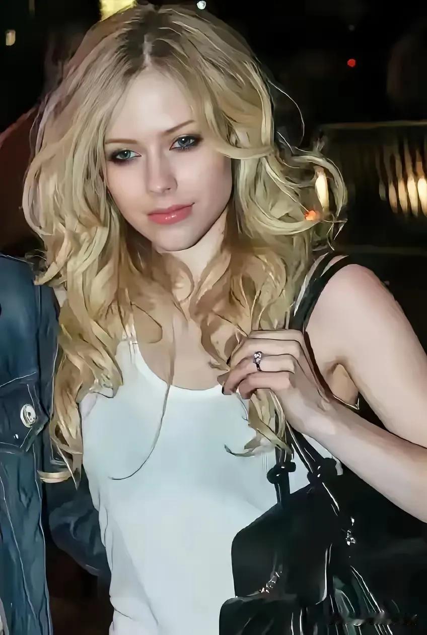 当年汶川大地震，世界“流行朋克女王”艾薇儿毫不犹豫就捐出了 320 万，重建了绵