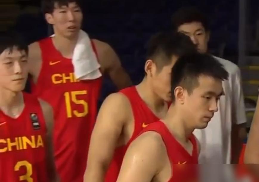 宫鲁鸣豪赌的12号后卫，差点一肘子把女篮送回家！你都不知道，她8天前还是全场效率