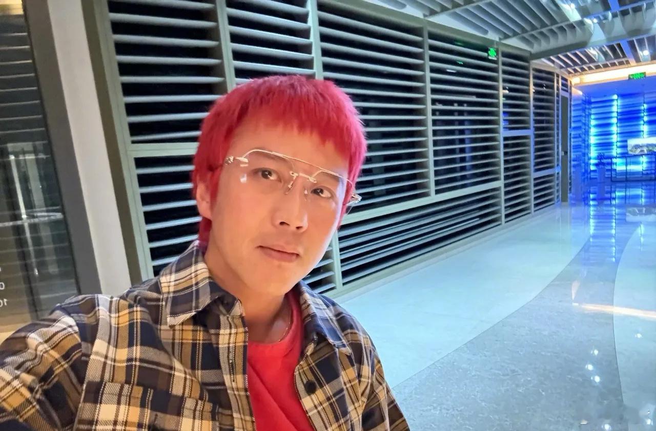 45岁的邓超变身潮男，红发齐刘海，金属框眼镜，搭配格子衬衫，看起来像20来岁小伙
