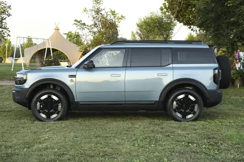 福特智趣烈马正式下线 12月12日消息，福特汽车发布了福特烈马家族首款新能源车型